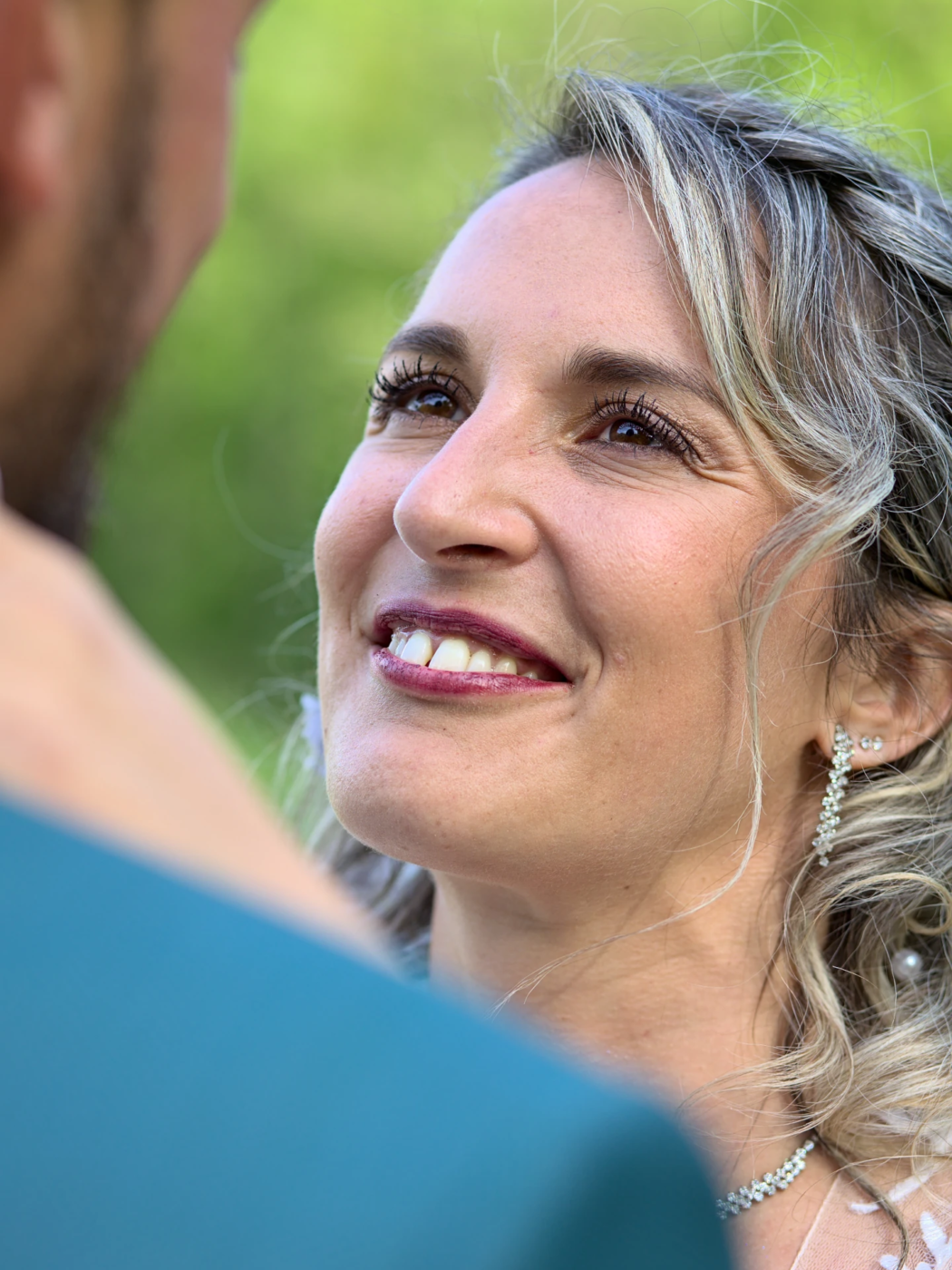 L'amour à travers un regard La photo prise non loin de Grenoble, met l'accent sur le regard de la mariée envers son époux. Un regard qui dégage que d'amour.