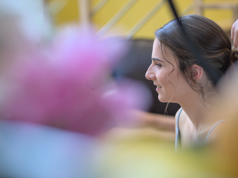 Instant précieux volé durant les préparatifs Photo sur le vif et intimiste prise durant les prépratifs à travers de la décoration afin de ne pas se faire remarquer. Une vraie photo authentique.