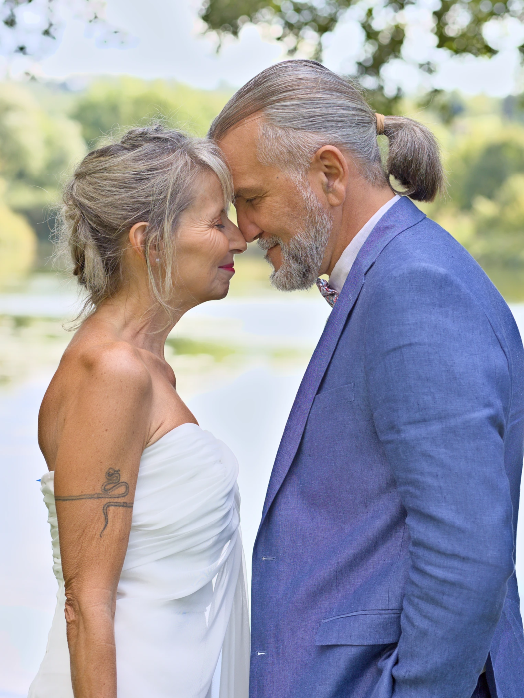 Parfois le silence en dit long sur la complicité Photo de mariage prise durant la séance couple dans un cadre de nature. Un moment capturé à travers ce cliché qui raconte, sans mots, toute la puissance de l'union des deux mariés.