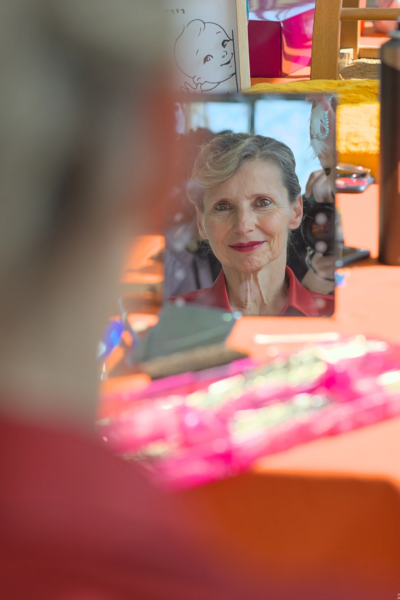 Découverte à travers le miroir La mariée se voit dans le miroir et découvre son make-up avant la cérémonie.