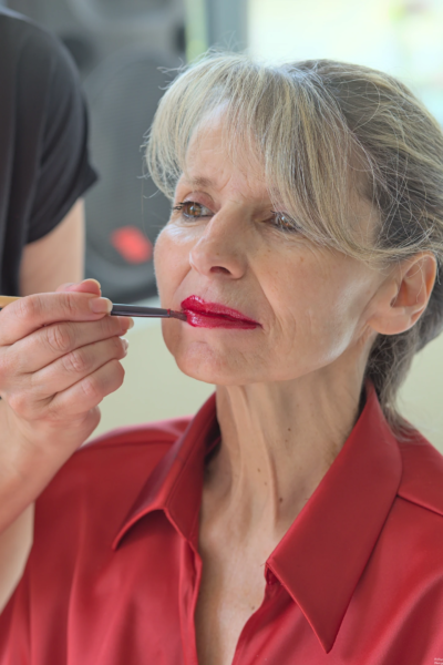 Le rouge à lèvres Application du rouge à lèvres durant les préparatifs pour la mariée. Moment important des prépratifs
