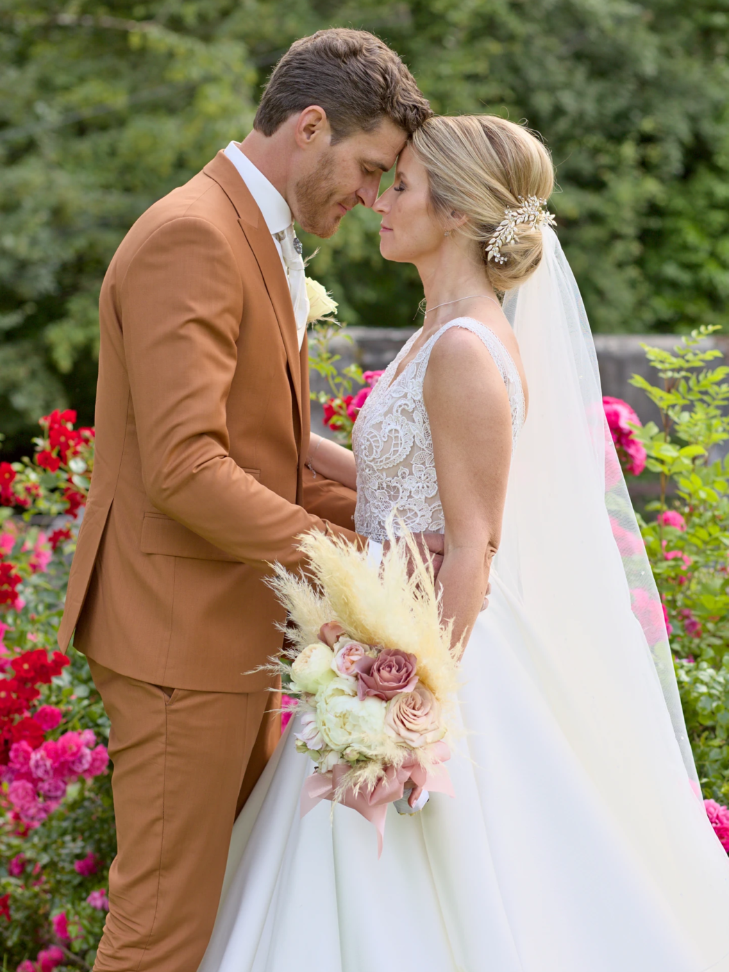 Instant suspendu de cette journée Photo prise juste avantle vin d'honneur. Le couple prend le temps de ressentir l'autre et l'amour de l'autre. Un cliché qui capture qui ils sont en tant que couple