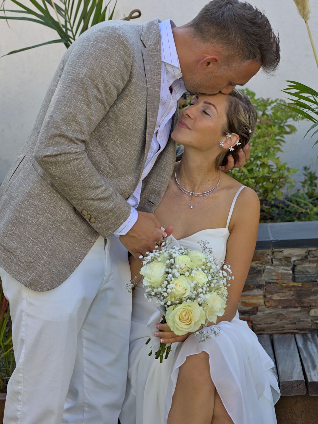 Amour et instant de partage Une séance couple juste avant la cérémonie civile. Un moment d'émotion et d'intimité intense capturé à travers ce cliché.