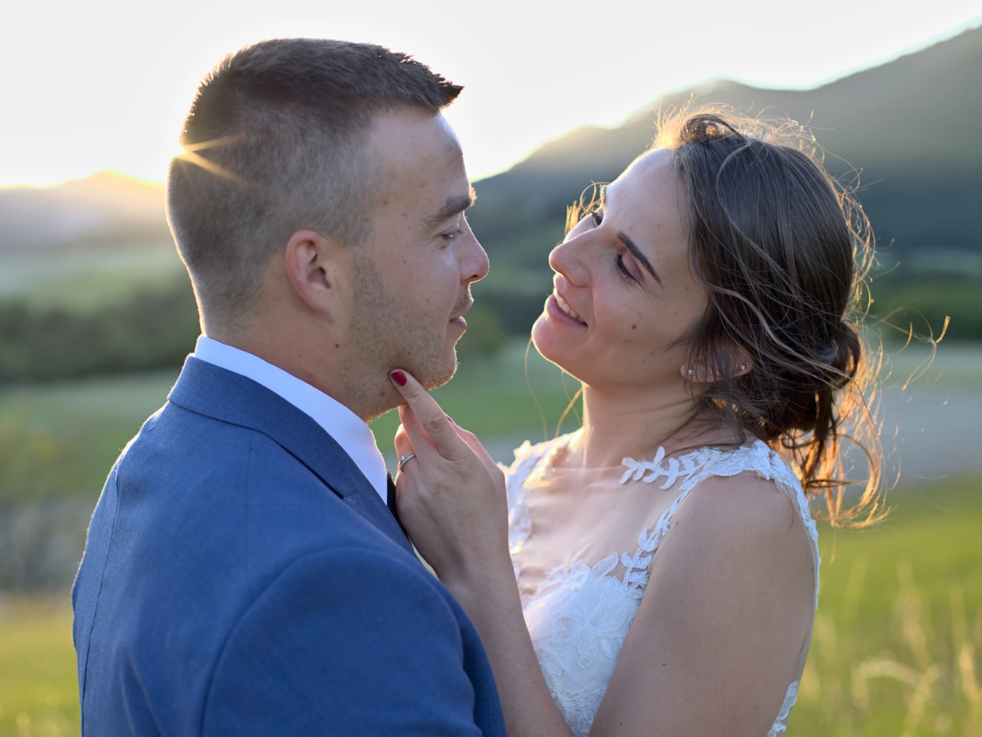 Un regard à la golden hour Photo de couple prise durant la golden hour. La mariée regarde son époux avec passion et à une folle envie de l'embrasser.
