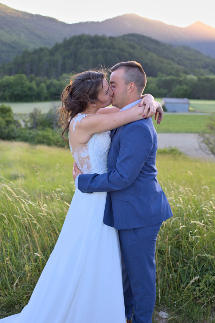 Fougue sous le coucher du soleil Photo prise non loin de Grenoble. Ce couple s'embrasse dans la nature, dans les champs, et près des montagnes, sous le coucher du soleil.