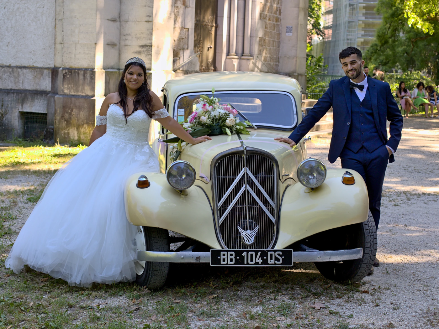 Le vintage s'invite au mariage Les deux mariés posent fièrement à côté d'une voiture de collection (une traction). Une touche de vintage qui ajoute tu chic dans ce cliché.