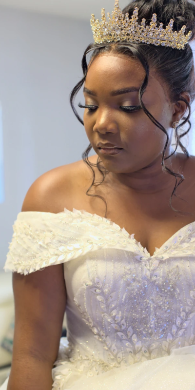 La mariée majestueuse à la fin des préparatifs Photo de mariage prise à la fin des préparatifs. Cette photo dévoile toute la splendeur et le grandiose de la mariée.