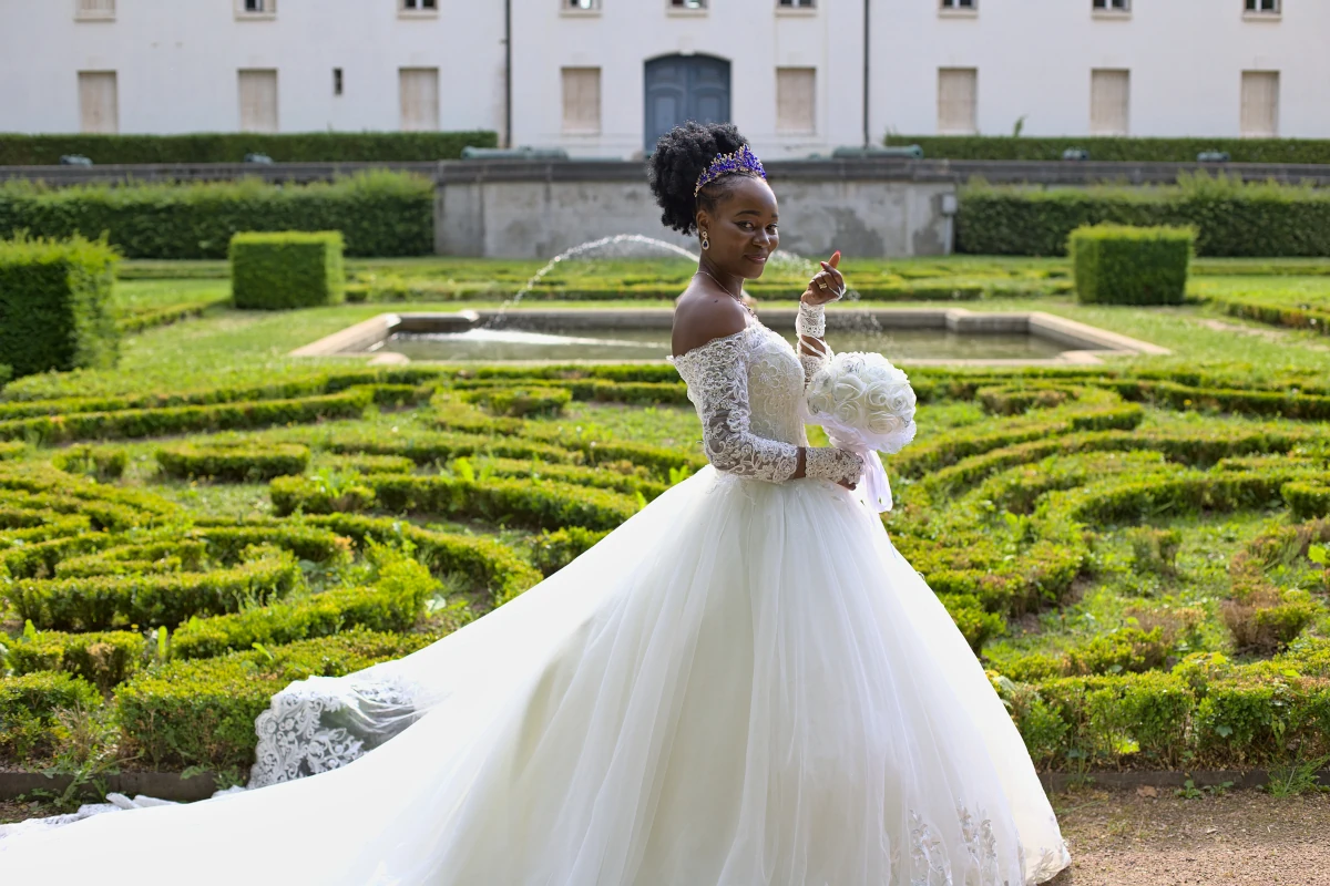 Mariée royale Photo de la mariée avec sa robe et sa très longue traine prise dans le jardin d'un chateau. Une photo qui montre toute la granedeur et la splendeur de la mariée dans cet environnement royal