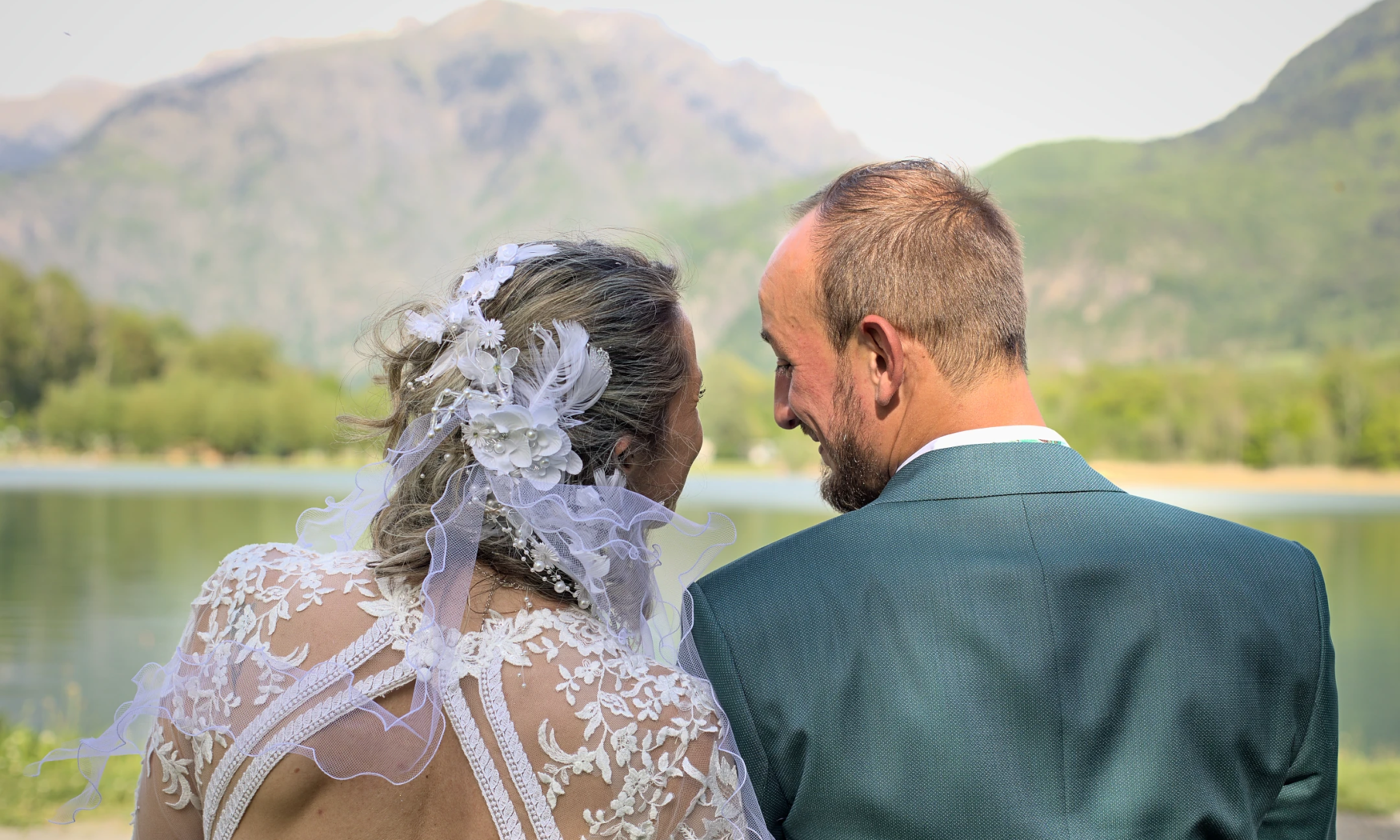 Vers une vie à deux Photo prise durant la séance couple. Les deux mariés, assis sur un banc et face au lac et à la montagne, discutent déjà de leur vie à deux qui ne font que commencer.
