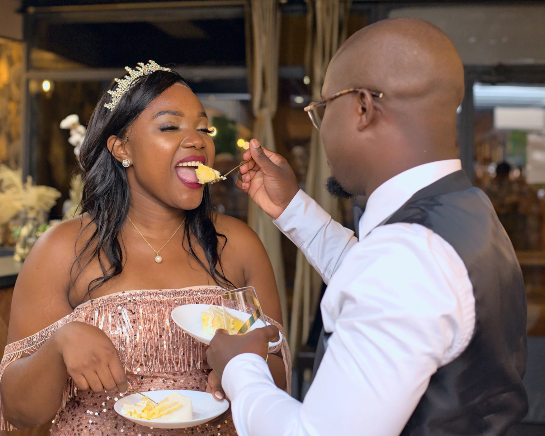 Instant de partage sucré Le marié donne un morceau de gateau à la cuillère à sa mariée Un moment qui ouvre le déssert, et rempli de partage et de complciité entre ces deux jeunes mariés.