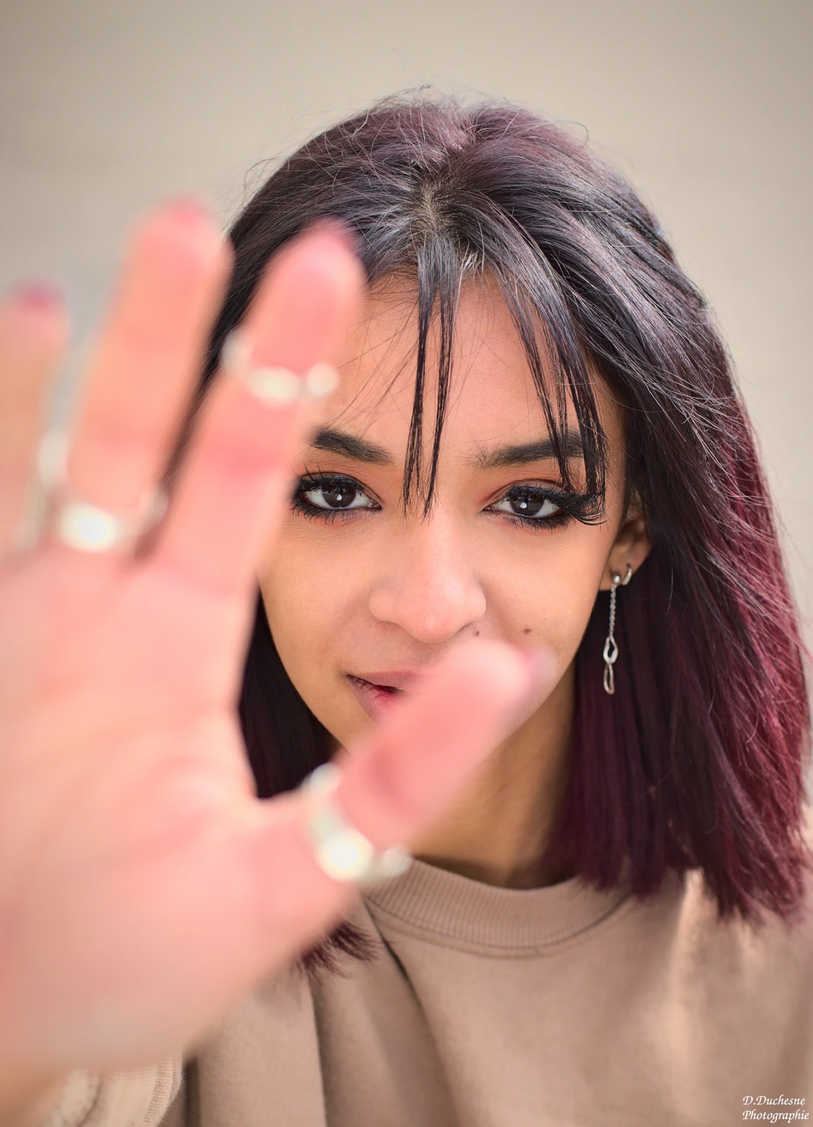 Photo prise lors d'un shooting photo à Grenoble. Le visage de la modèle est derrière la main qui est en premier plan. Un portrait de douceur et de simplicité