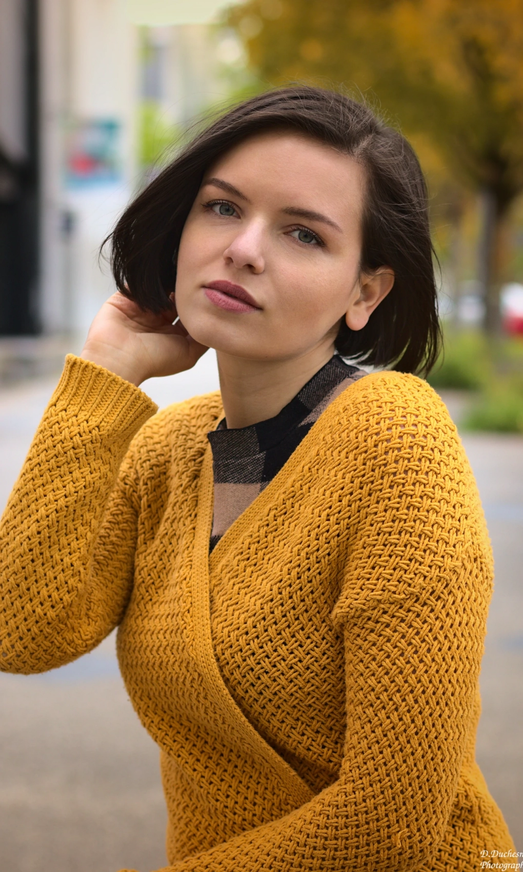 Shooting photo en ville. La photo exprime qui est la modèle en tant que personne et met en valeur sa personnalité