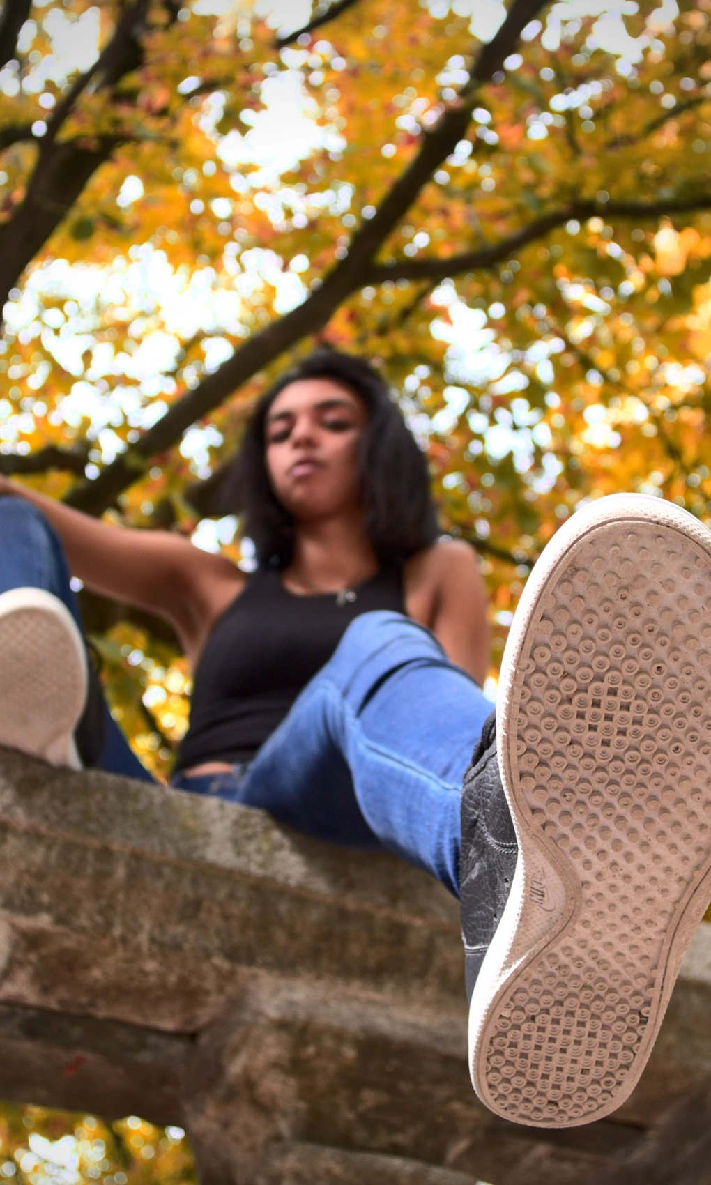 Photo prise avec une perspective original qui renversent les codes de la photographie. Le pied est mis en avant plutôt que le visage.