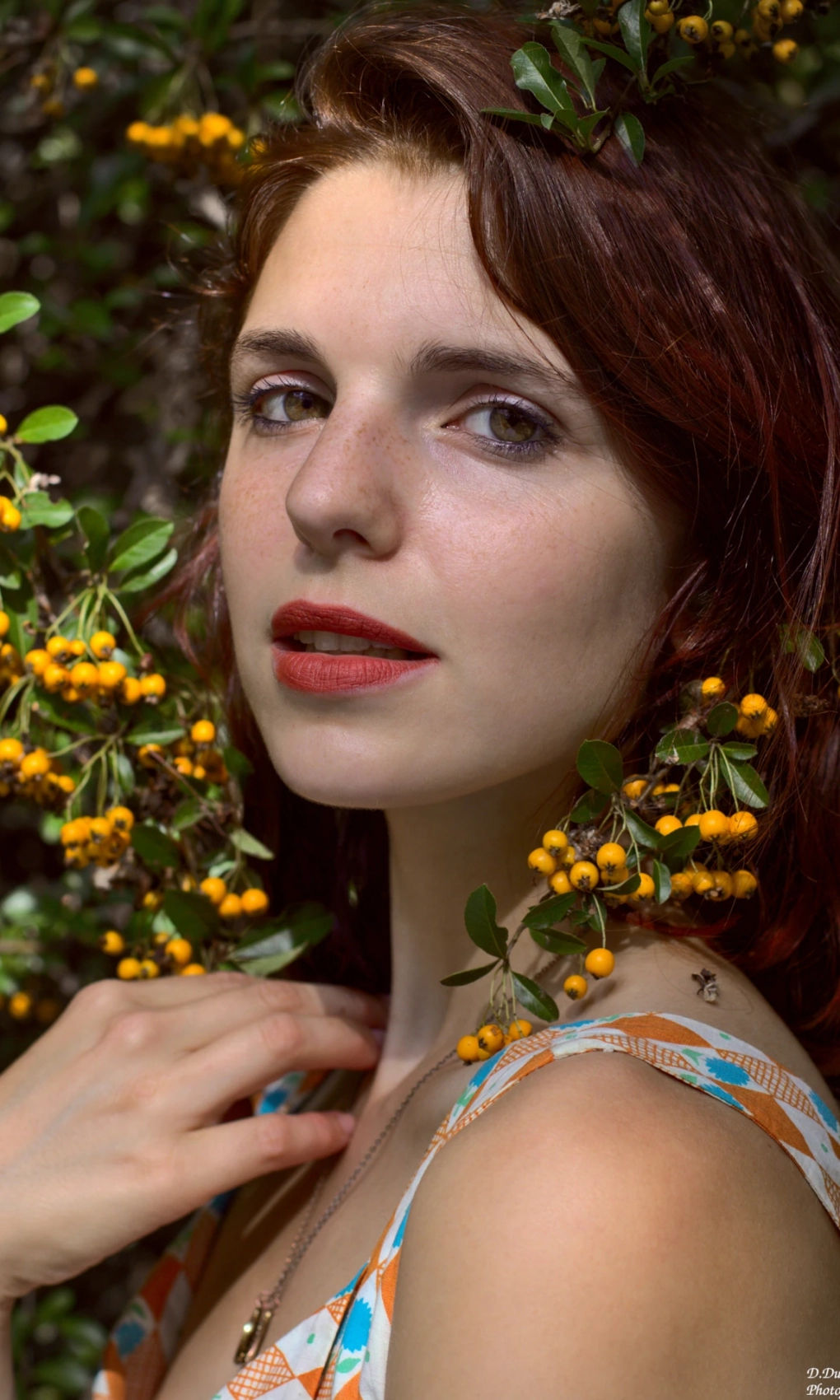 Séance photo faite à Grenoble. Cette photo fut prise dans un buissons ayant quelques fleurs ce qui donne uen touchne naturelle, authentique et coloré à la photo.