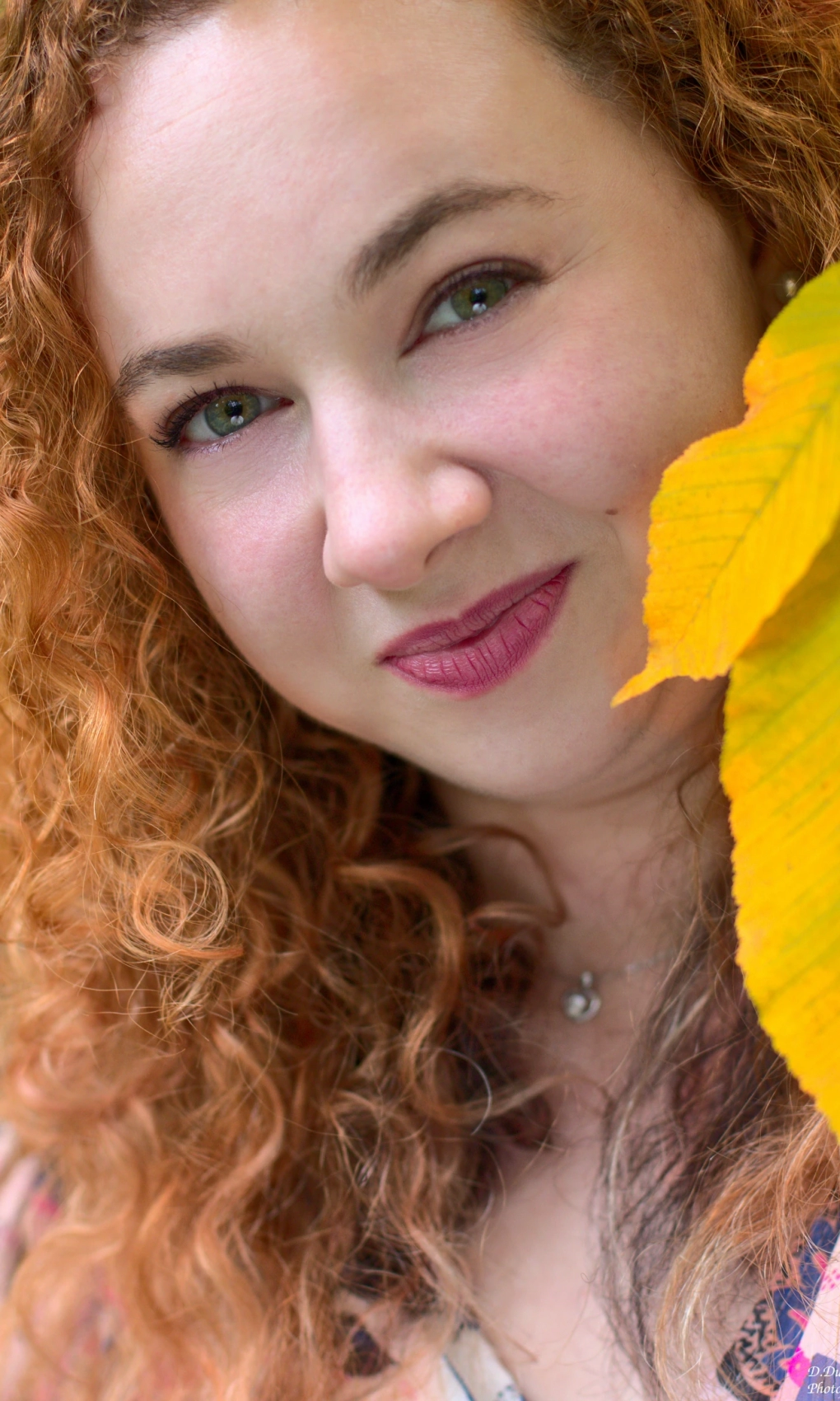 Portrait Prise en automne. Ce cliché met en valeurs la modèle et sa personnalité.